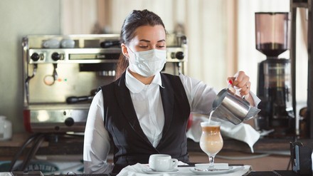 Eine kellnerin in einem Hotel