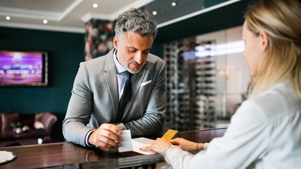 Ein Geschäftsreisender an einer Hotelrezeption