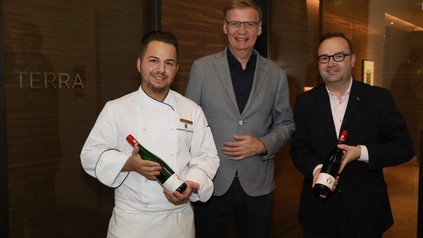Günther Jauch und zwei Mitarbeiter des Restaurant Terra