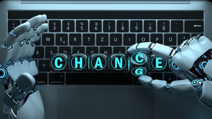 Roboterhände an einer PC-Tastatur