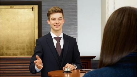 junger Rezeptionist bei der Arbeit