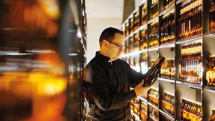 Ein Bierbrauer in einem Keller