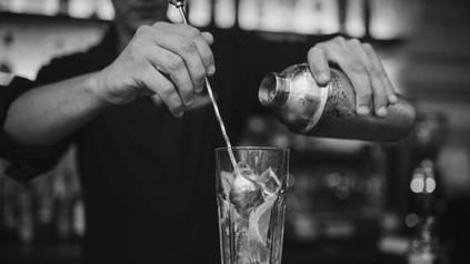 Ein Barkeeper beim Zubereiten eines Drinks