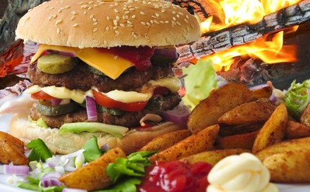 Riesen-Burger mit Beilagen