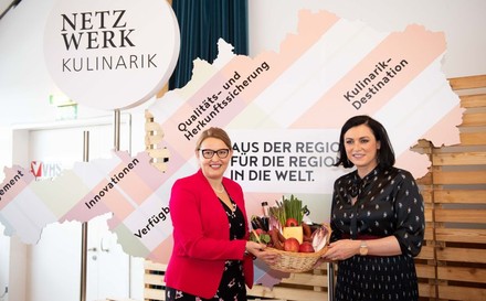 Elisabeth Köstinger (r.) und Christina Mutenthaler