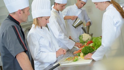 Einige Koch-Azubis bei der Arbeit