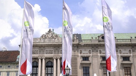 Hofburg mit Fahnen der VieVinum