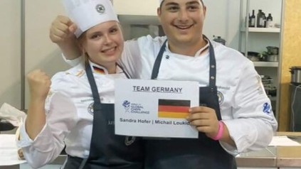 Sandra Hofer und Michail Loukid halten ein Schild auf dem Team Germany steht