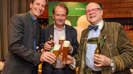 Magne Setnes, Markus Liebl und Conrad Seidl stoßen mit Gösser Bier an