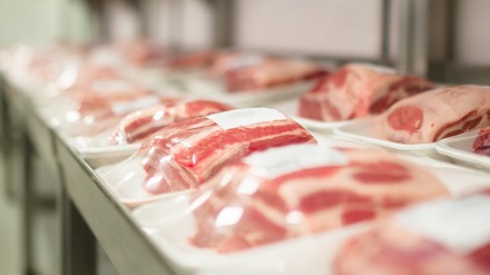 Abgepacktes Fleisch im Supermarkt