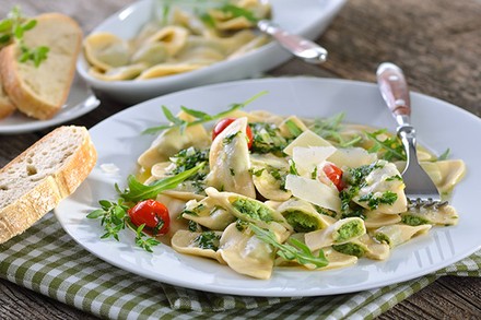 Ein Nudelgericht aus der Alpine Cuisine auf einem Teller angerichtet