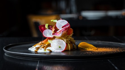 Ein Gourmet-Gericht in einem Restaurant