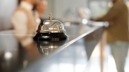 Hotelrezeption mit Klingel