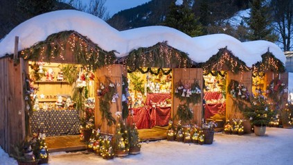 Ein großer Stand mit Dekorationsgegenständen auf einem Weihnachtsmarkt