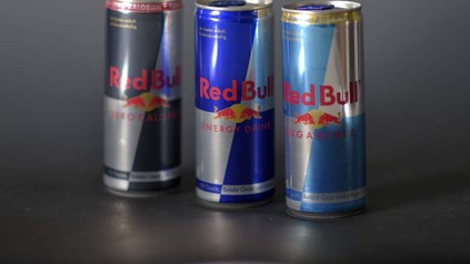 Drei Sorten Red Bull in Dosen