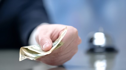 Ein Hotelier mit Geld in der Hand