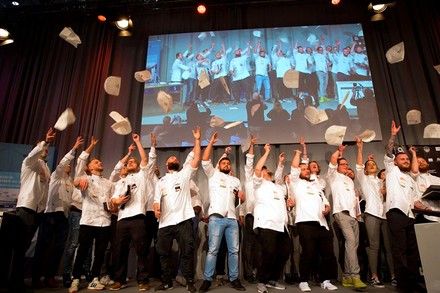 Eine Gruppe Köche auf einer Bühne