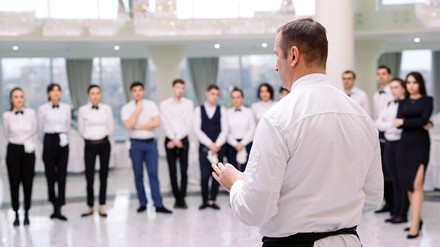 Ein Briefing in einem Restaurant