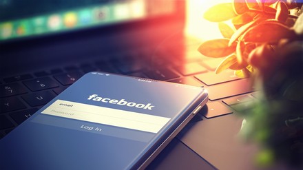 Ein Handy mit Facebook Logo