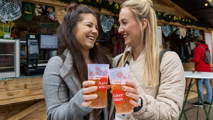 Zwei Frauen auf der Kaiser Wiesn im Wiener Prater