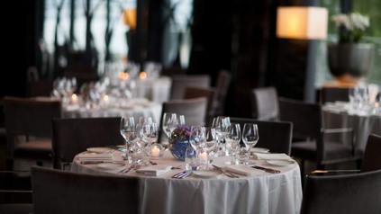 Sauber gedeckte Tische in einem Hotelrestaurant