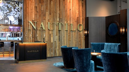 Eingang der Nautilo-Bar im Radisson Blu Senator Hotel, Lübeck