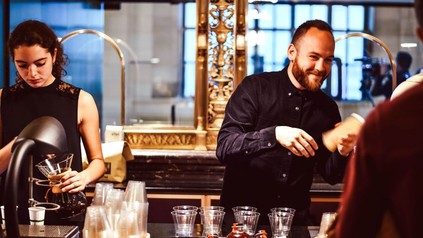 Zwei Servicekräfte bei der Arbeit an einer Bar