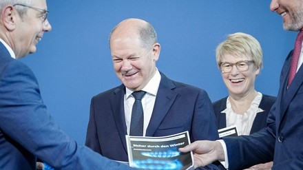 Übergabe Papier