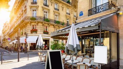 Eine hübsche Innenstadt mit einem Restaurant