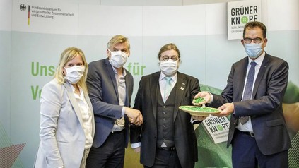 Stefanie Rennicke (Kaya&Kato), Stefan Rennicke (Kaya&Kato), Dirk Iserlohe (Dorint) und Bundesentwicklungsminister Gerd Müller