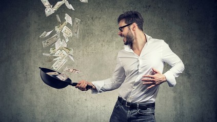 Ein Koch mit einer Pfanne Geld