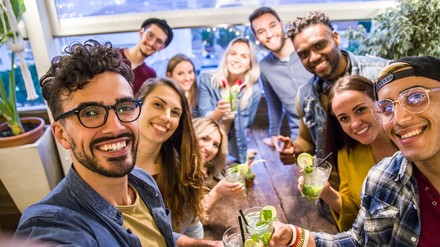 Fröhliche Menschen in einer Jugendherberge