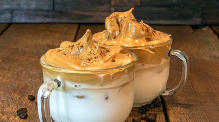 Zwei Tassen Dalgona Kaffee