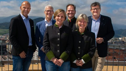 (v. l.): Hubert Siller (Leiter MCI Tourismus & Freizeitwirtschaft), Christian Bauer (MCI Lektor und GF Connect Competence), Katrin Rieser (Projektverantwortliche „Job-Life Achensee“), Hans Entner (Obmann Achensee Tourismus), Loisi Rieser (Gastwirtin, Vizebürgermeisterin Achenkirch) und Martin Tschoner (GF Achensee Tourismus)