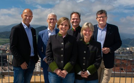 (v. l.): Hubert Siller (Leiter MCI Tourismus & Freizeitwirtschaft), Christian Bauer (MCI Lektor und GF Connect Competence), Katrin Rieser (Projektverantwortliche „Job-Life Achensee“), Hans Entner (Obmann Achensee Tourismus), Loisi Rieser (Gastwirtin, Vizebürgermeisterin Achenkirch) und Martin Tschoner (GF Achensee Tourismus)