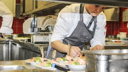 Ein Auszubildender beim Koch-Azubi-Contest bei der Arbeit