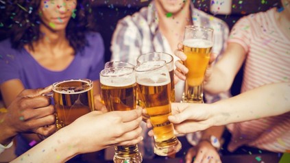 Gruppe stoßt mit Bier an