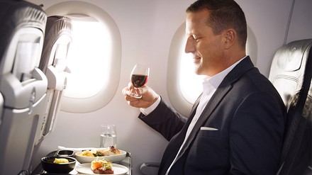 Passagier genießt Essen in der Lufthansa Business Class