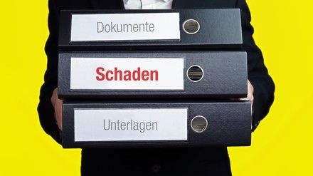 Ein Anwalt mit Ordnern