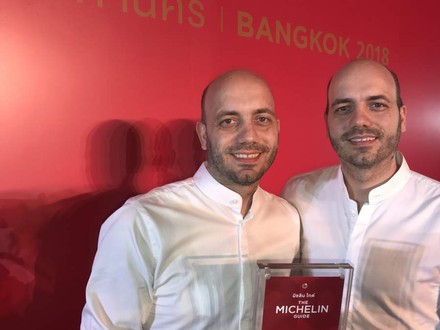 Die Berliner Zwillings-Köche mit ihrem Preis