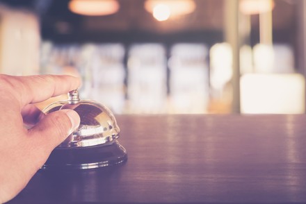 Mann bedient Serviceklingel