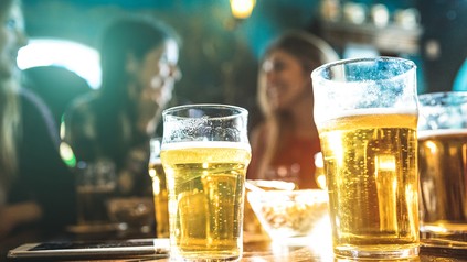 Freunde trinken Bier in einem Pub