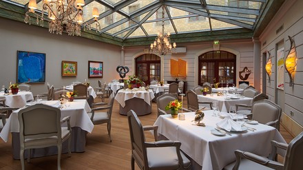 Blick in das Sternerestaurant Caroussel im Relais & Châteaux-Hotel Bülow Palais