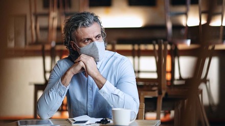 Gastronom schaut gedankenverloren aus dem Fenster