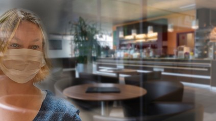 Ein Restaurantgast mit Mundschutz