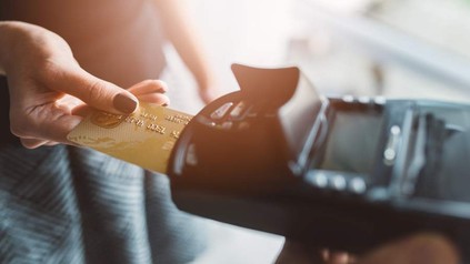 Eine Frau bezahlt mit einer Kreditkarte