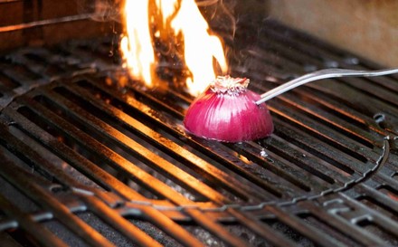 Zwiebel auf Grill gebraten