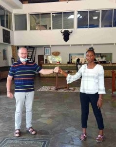 Stephan Hafen und die angehende Hotelfachfrau Roselyne Siomiti Salee