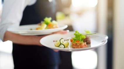 Kellner serviert Gerichte