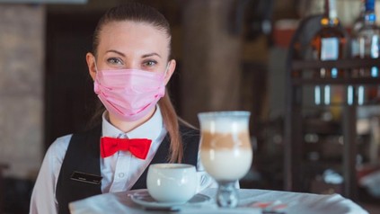 Kellnerin mit Gesichtsmaske